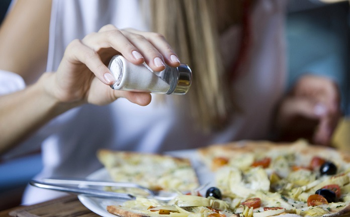 Ученые заявили, что подсаливание еды сокращает жизнь