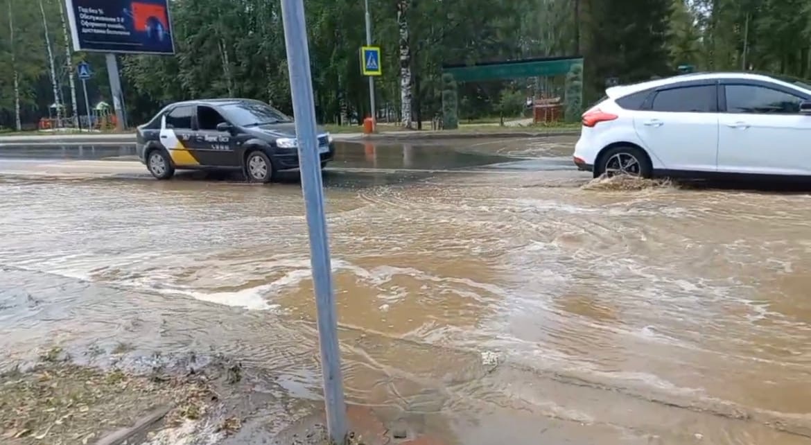 В Сыктывкаре затопило часть улицы Димитрова