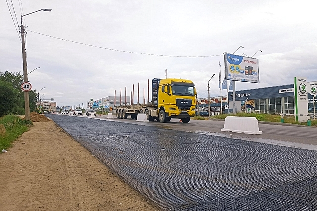 На Сысольском шоссе в Сыктывкаре начали укладывать финишный слой асфальта
