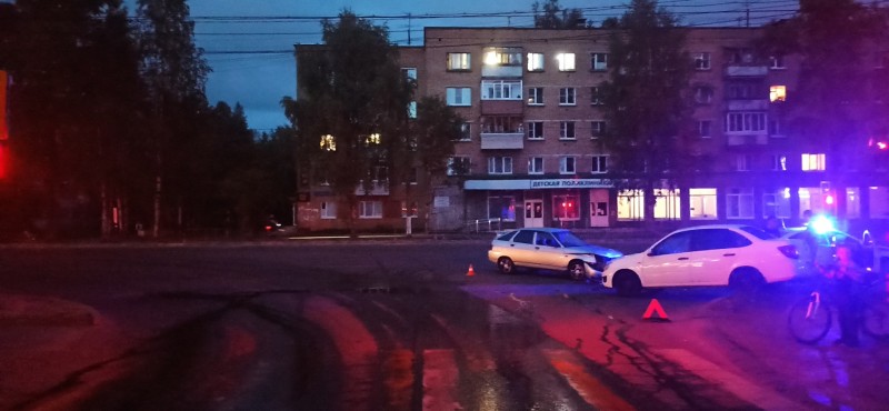 В Сыктывкаре два парня не поделили дорогу и устроили ДТП с пострадавшими