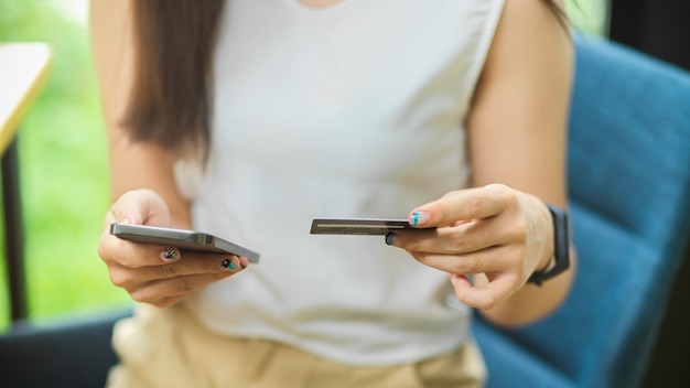 Жительница Коми украла у пенсионерки больше 300 тысяч рублей и получила условный срок