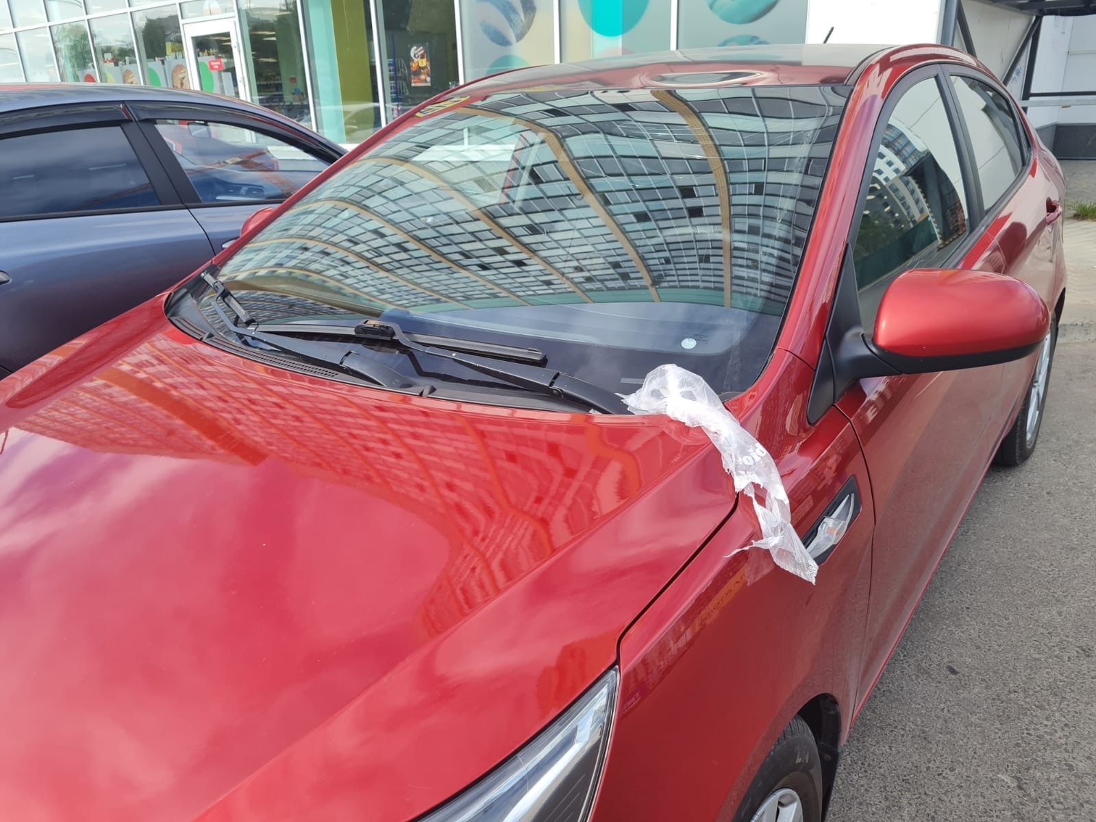 “Нашу машину закидали пакетами с водой”: на авто сыктывкарцев неизвестные разбили стекло