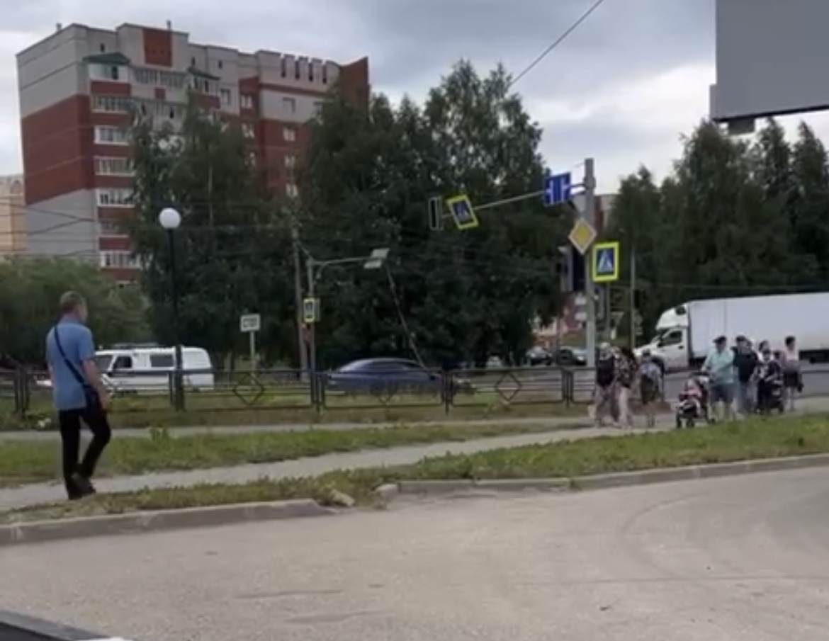 Сыктывкарцы: "Провод валяется прямо посреди проезжей части!"