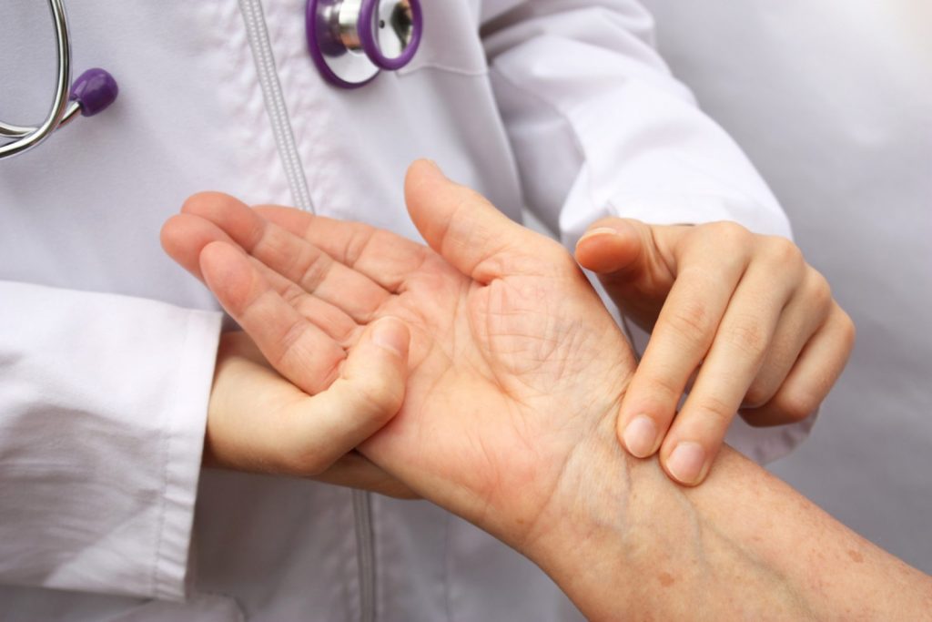 Врач рассказал, при каком пульсе нужно срочно вызывать врача