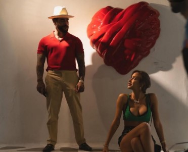 Модель из Сыктывкара опубликовала снимок с Тимати на фоне огромного сердца