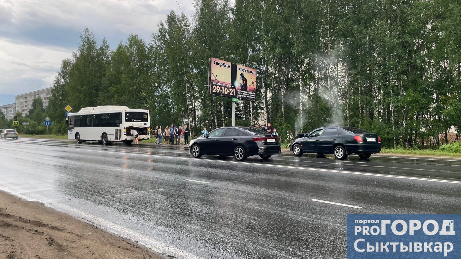 В Сыктывкаре легковушка протаранила автобус с пассажирами