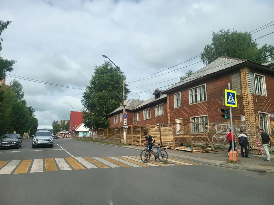 В Сыктывкаре снесут "опухший" дом на перекрестке Орджоникидзе и Карла Маркса