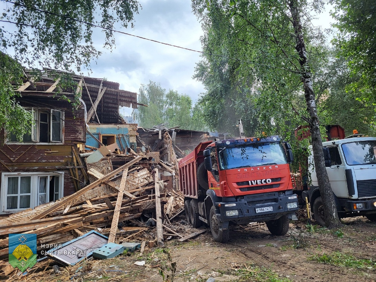 Появились фото сноса страшной "деревяшки" на улице Орджоникидзе в Сыктывкаре