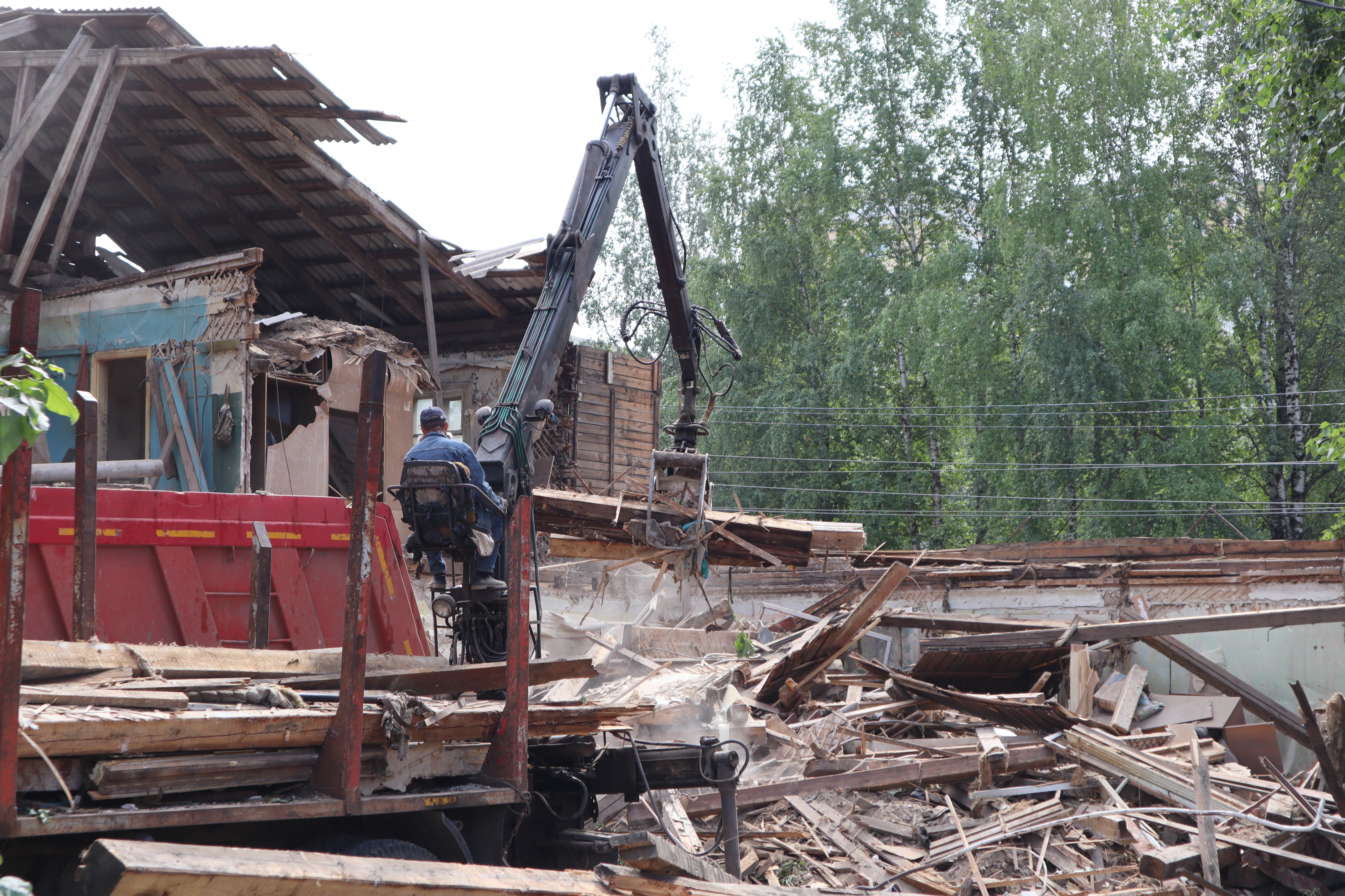 Сыктывкарцы о сносе "распухшего" дома: "Было страшно мимо него проходить"