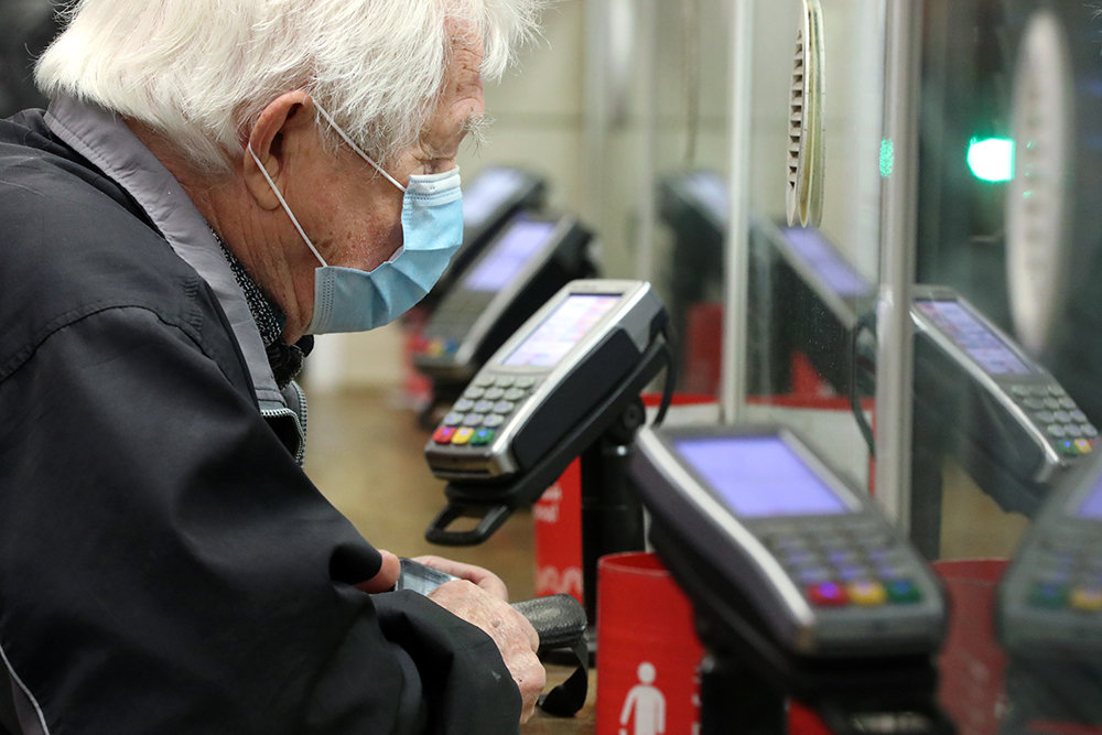 Жителям Коми рассказали, когда им выдадут пенсии и пособия в августе