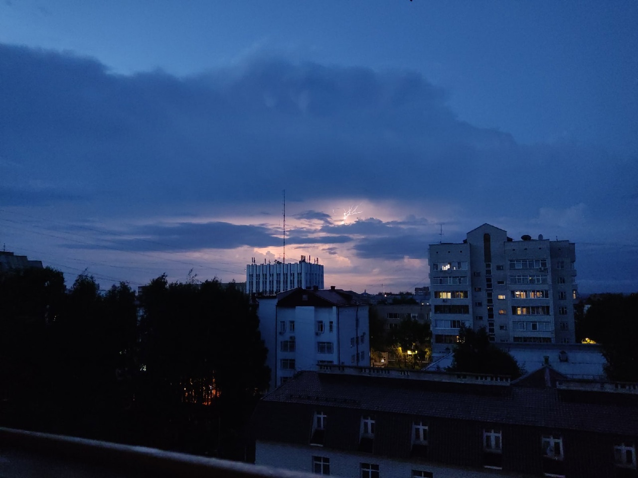 Страшно красиво: Сыктывкар накрыла завораживающая грозовая туча