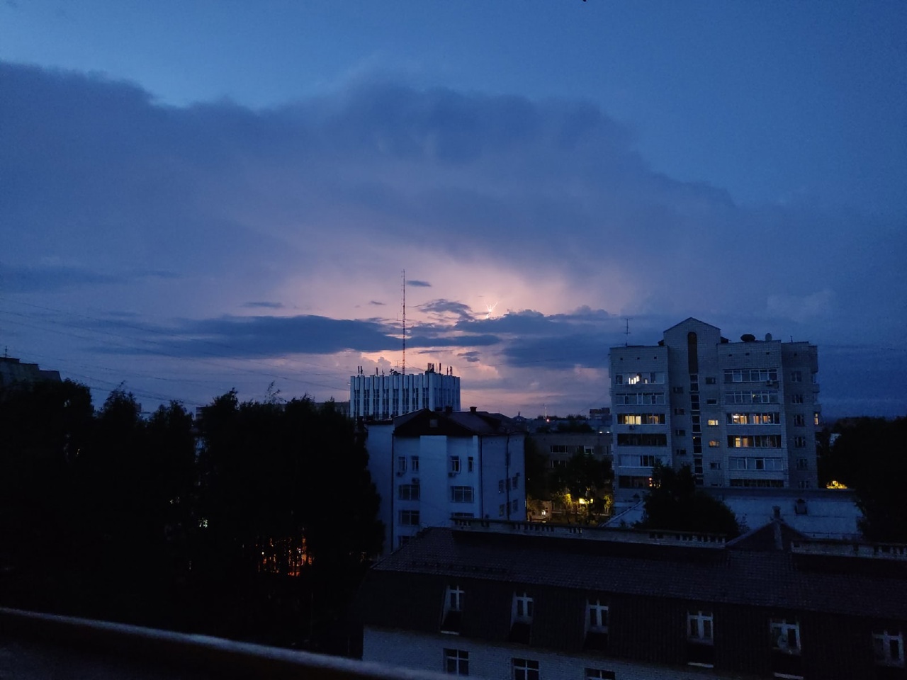 Синоптики рассказали, откуда над Сыктывкаром появилась пугающая туча с молниями