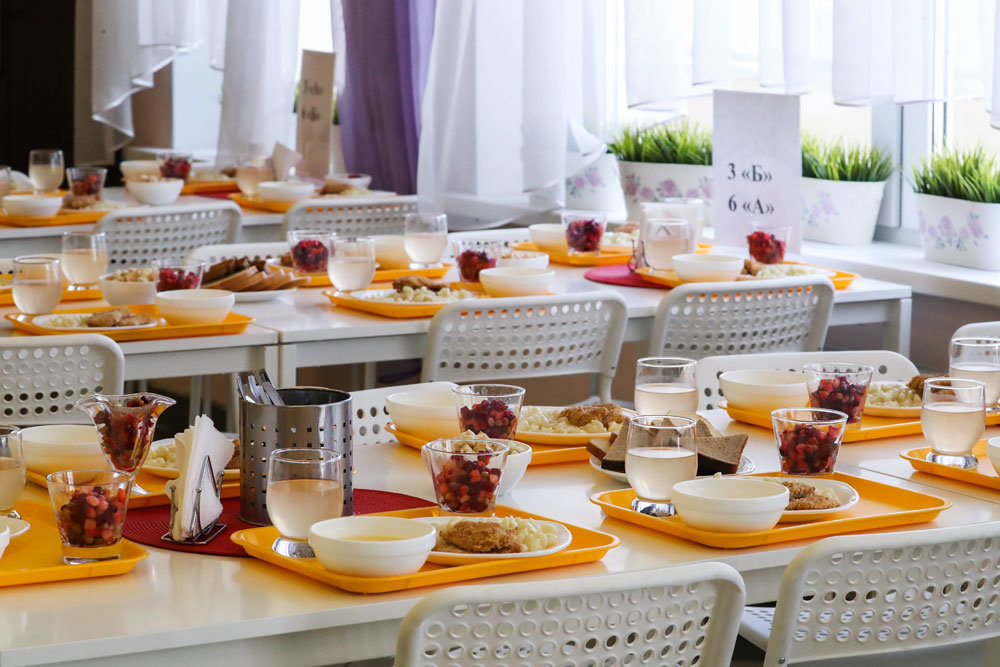 На Госуслугах рассказали, кому положено бесплатное питание в школе