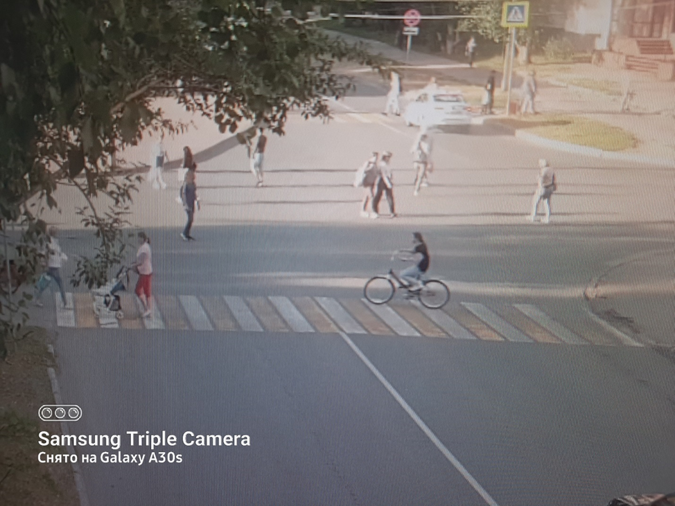 В Сыктывкаре ищут велосипедиста, который сбил человека и скрылся