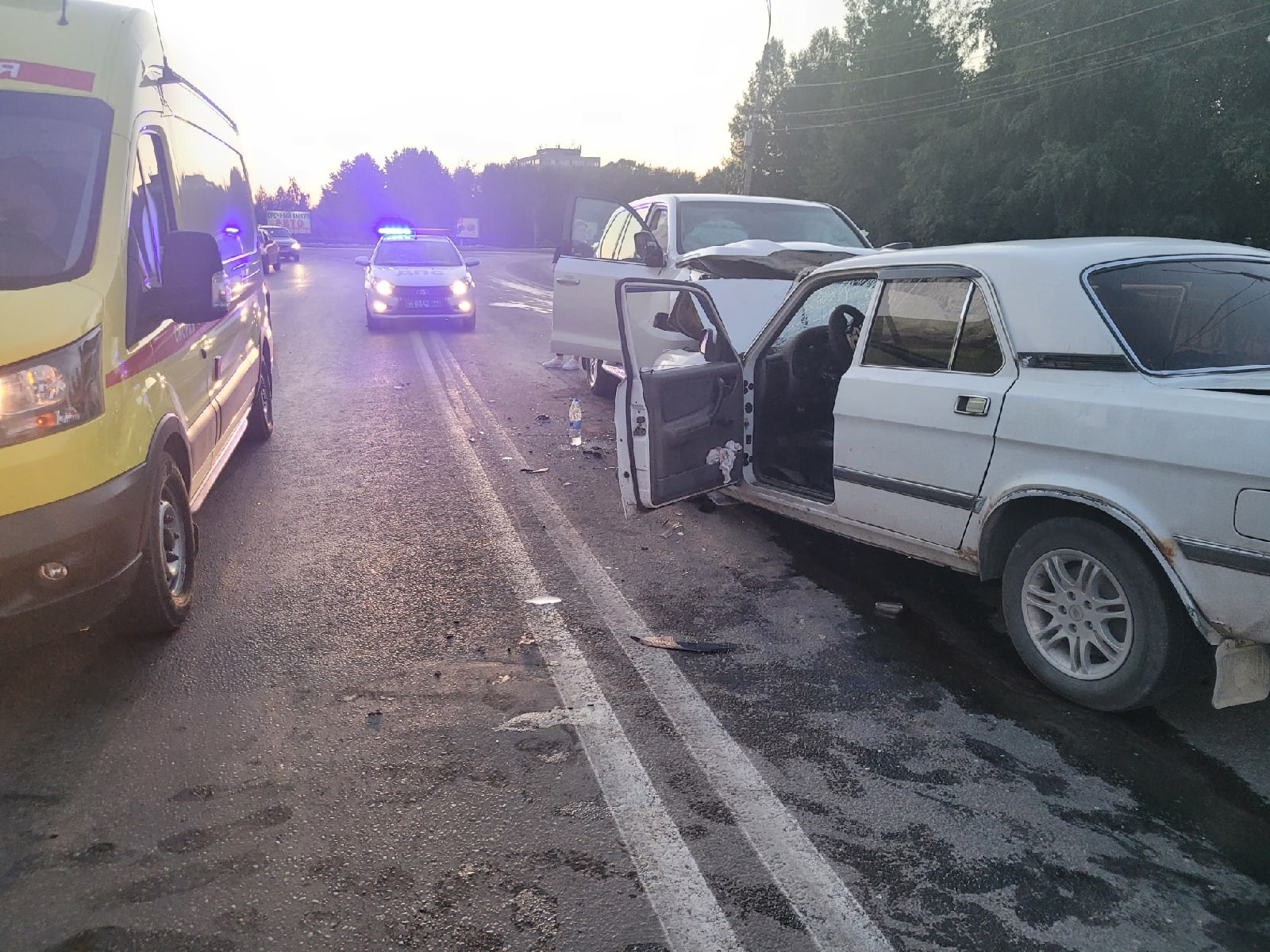 В Коми "Лексус" выехал на встречку и влетел в "Волгу", есть пострадавшие