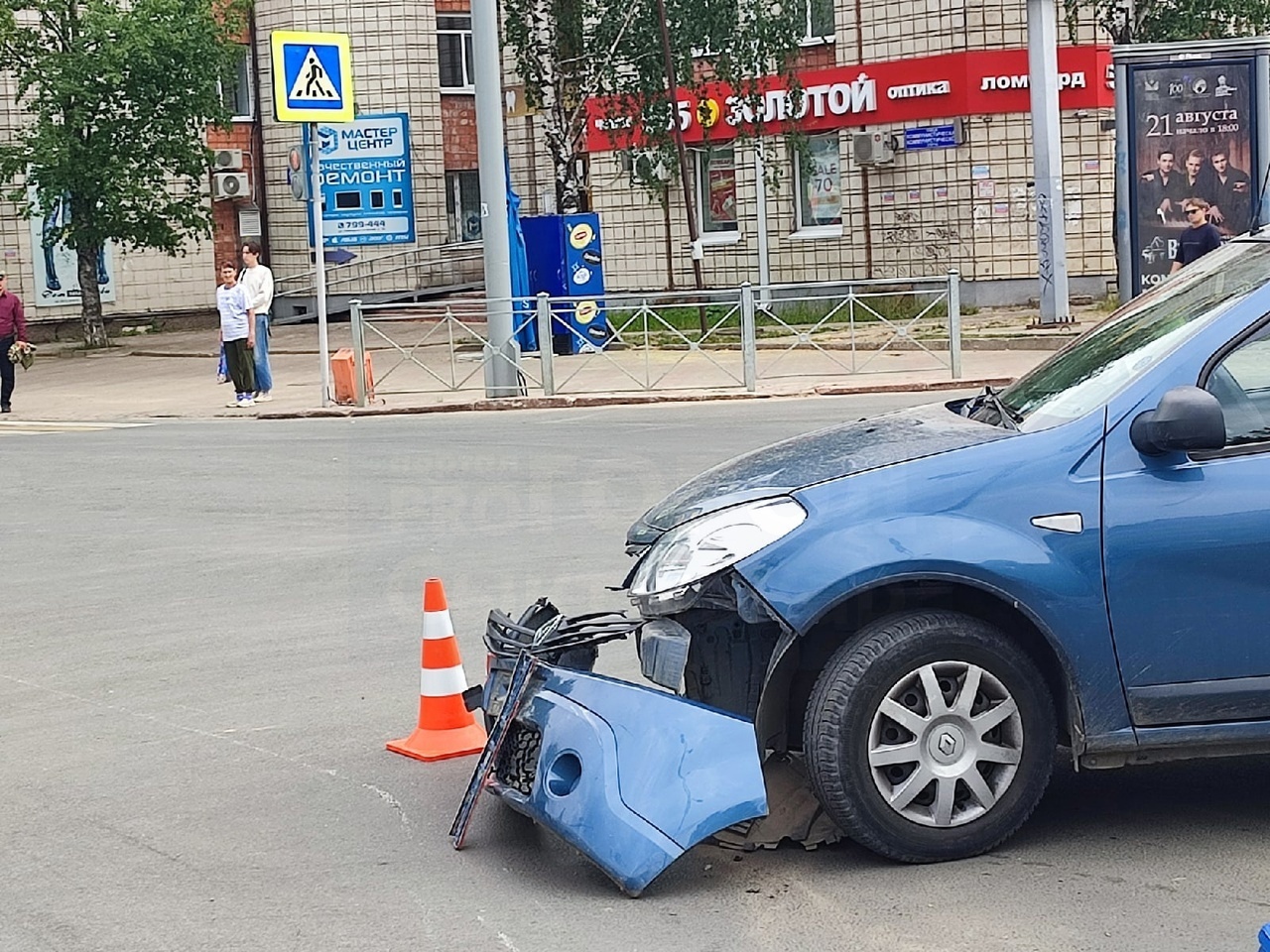 В центре Сыктывкара мотоциклист протаранил легковой автомобиль: выяснились подробности
