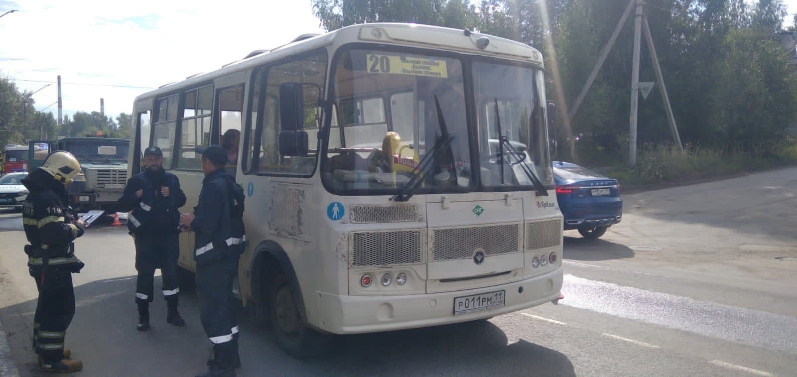 В Сыктывкаре автомобиль "дорожного хозяйства" врезался в автобус с людьми