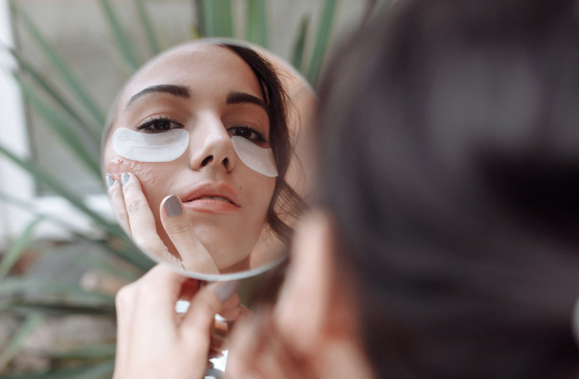 Косметолог рассказала, как работают патчи для области вокруг глаз