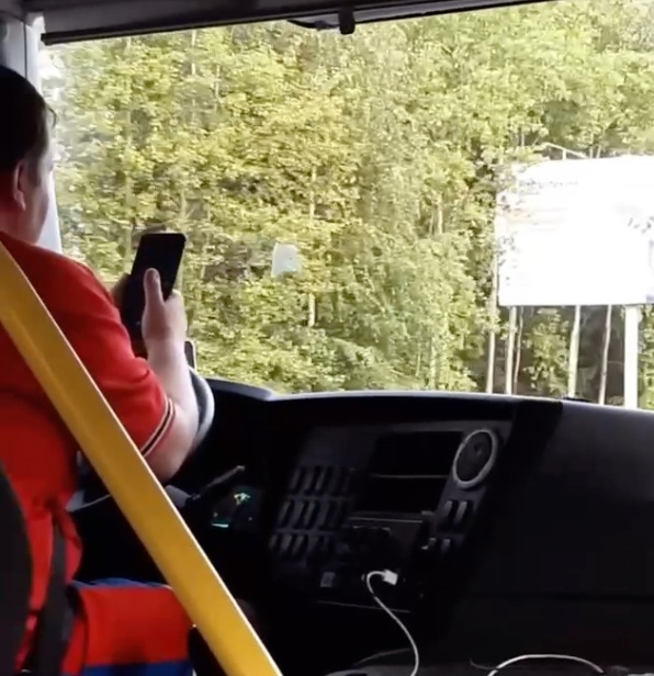 В Сыктывкаре водитель автобуса смотрел "тиктоки" за рулем: ГИБДД проводит проверку