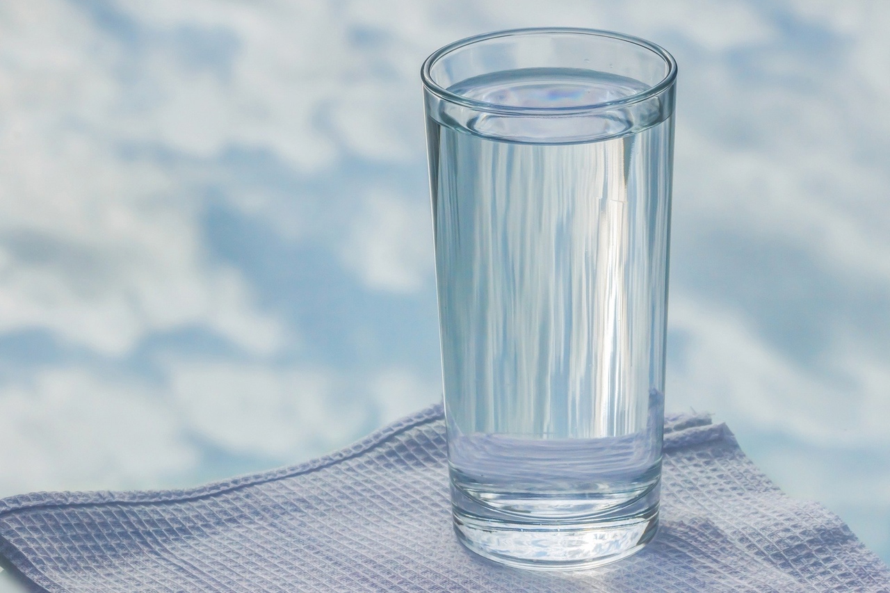 Диетолог рассказал, вредно ли запивать еду водой