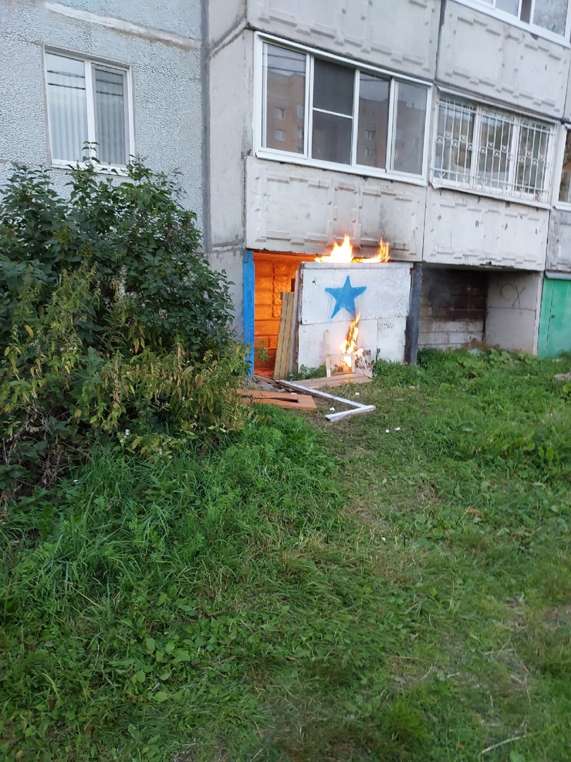 "Мы думали, что это дети подожгли": в Сыктывкаре едва не сгорел балкон одного из домов