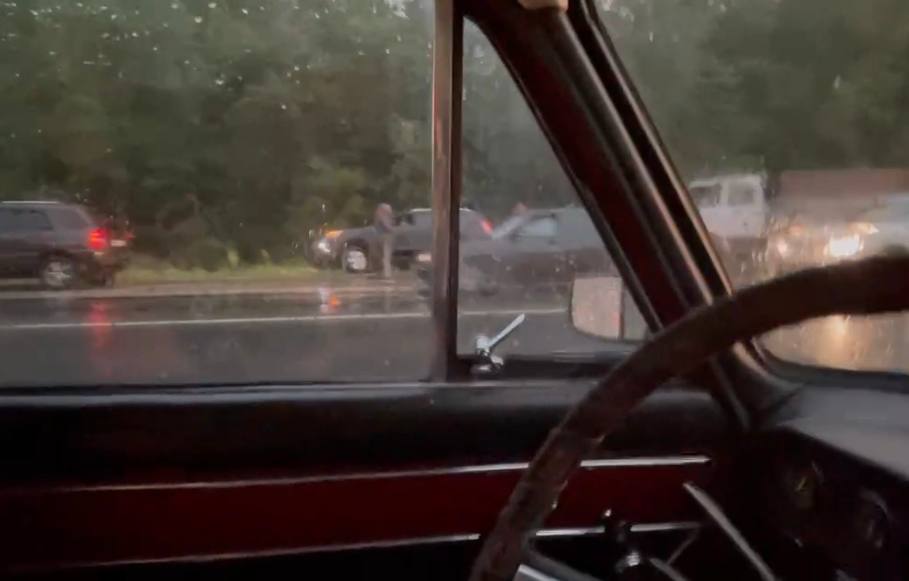 В Сыктывкаре на Октябрьском проспекте автомобиль съехал в кювет