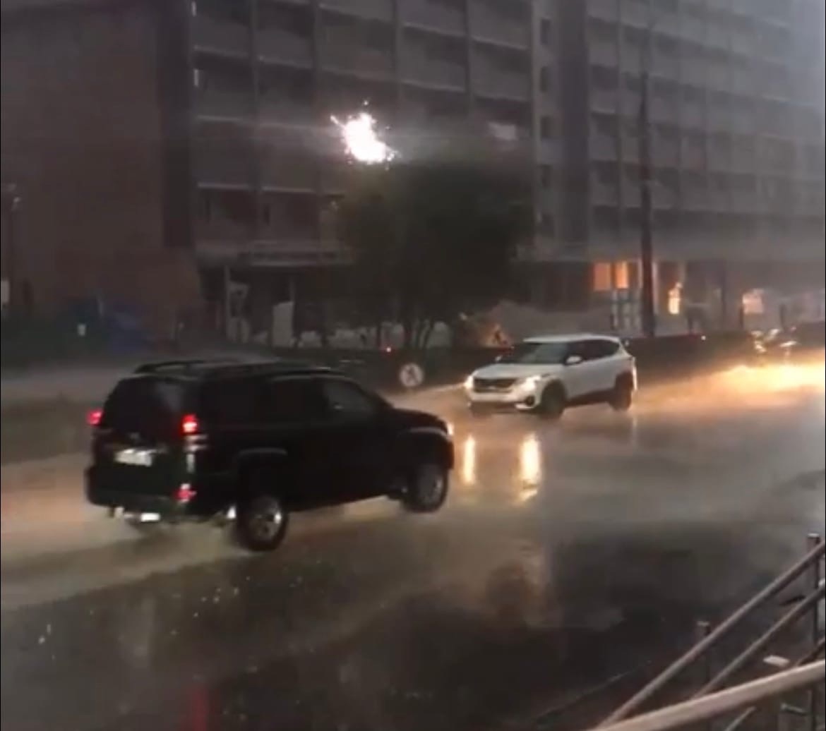 В Сыктывкаре из-за грозы искрят провода