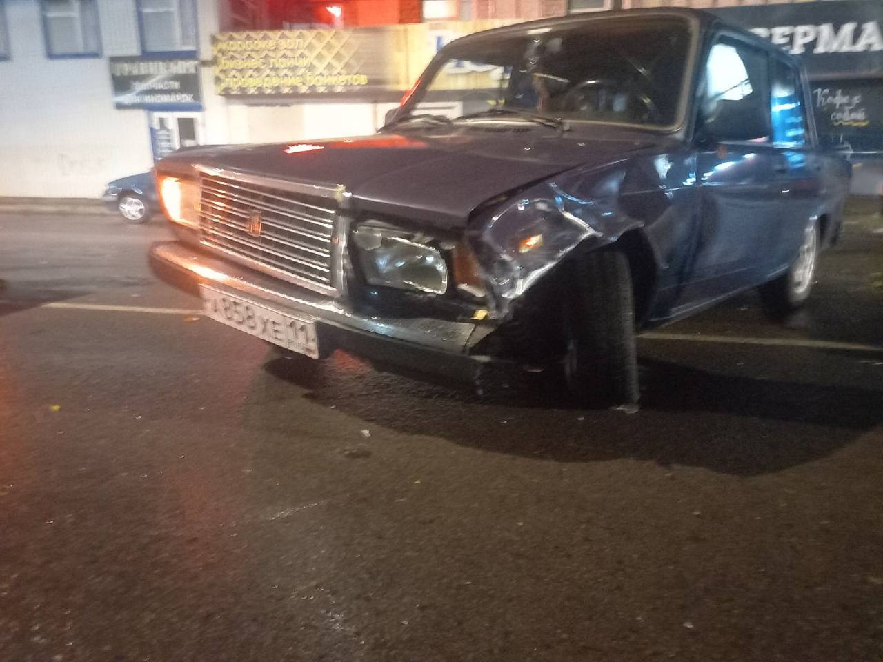 На оживленной дороге в Сыктывкаре столкнулись "Матиз" и ВАЗ 