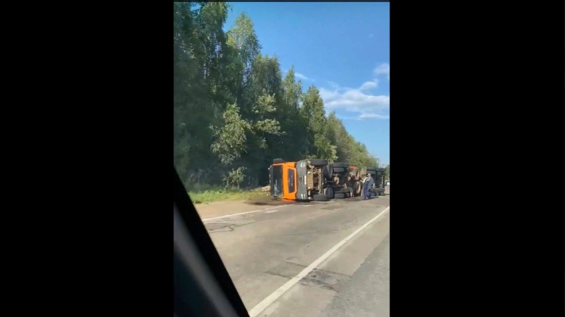 В Коми на трассе перевернулся лесовоз с полным прицепом