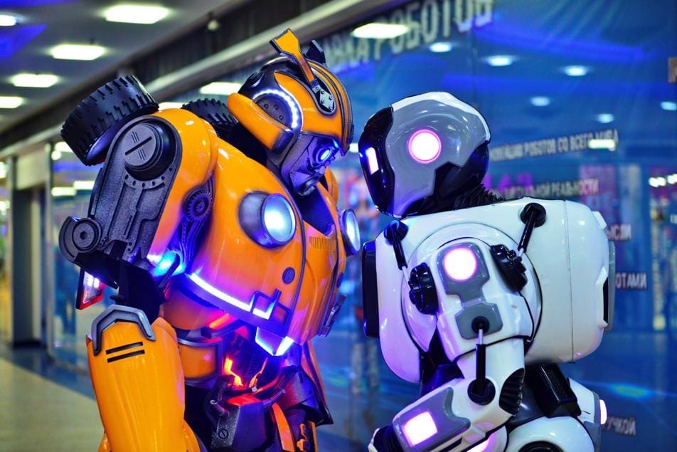 В Сыктывкар впервые привезли более 50 роботов: с ними можно поговорить и даже станцевать