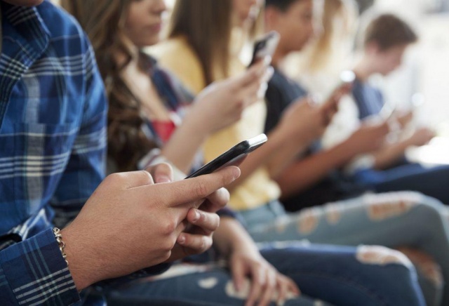 В России школьникам запретили использовать телефоны на уроках