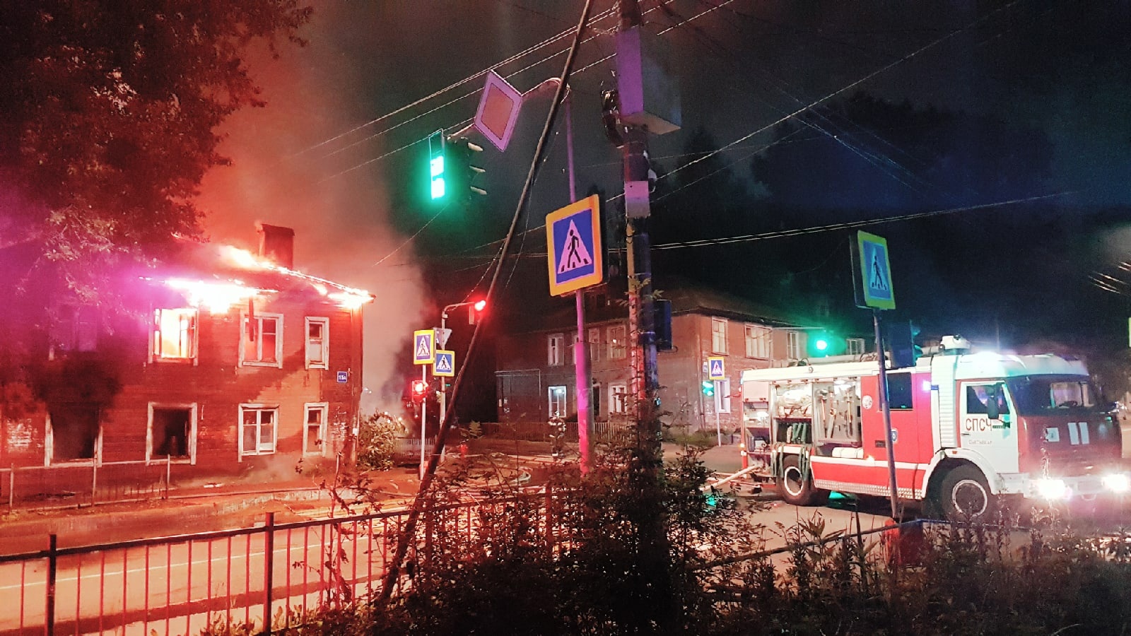 Пожар в сыктывкаре сегодня. Пожары в жилых домах. Пожар в городе. Фото пожара дома. Фото пожаров в жилых домах.