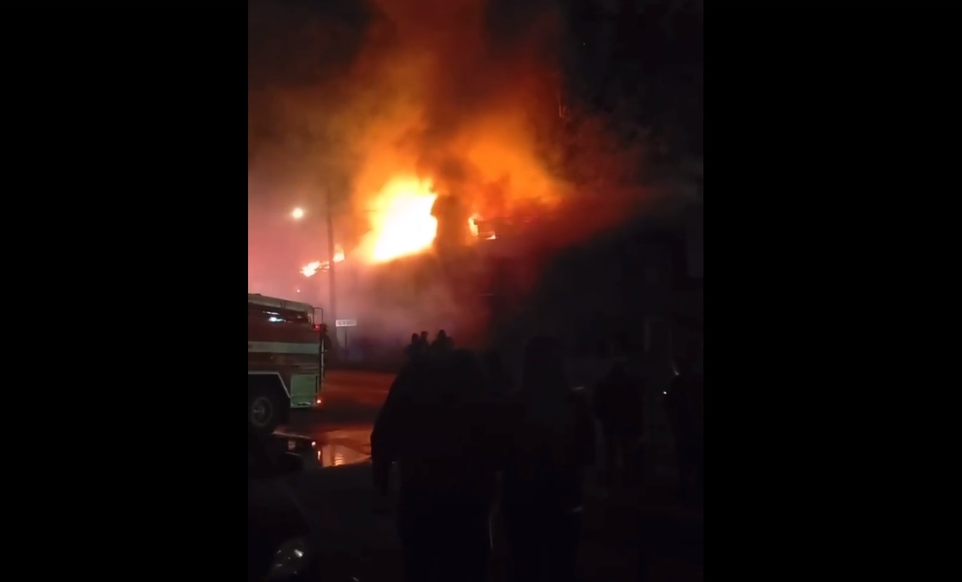 Появилось видео страшного ночного пожара в Сыктывкаре
