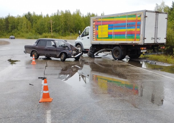 В Коми столкнулись ВАЗ и грузовик: два человека пострадали