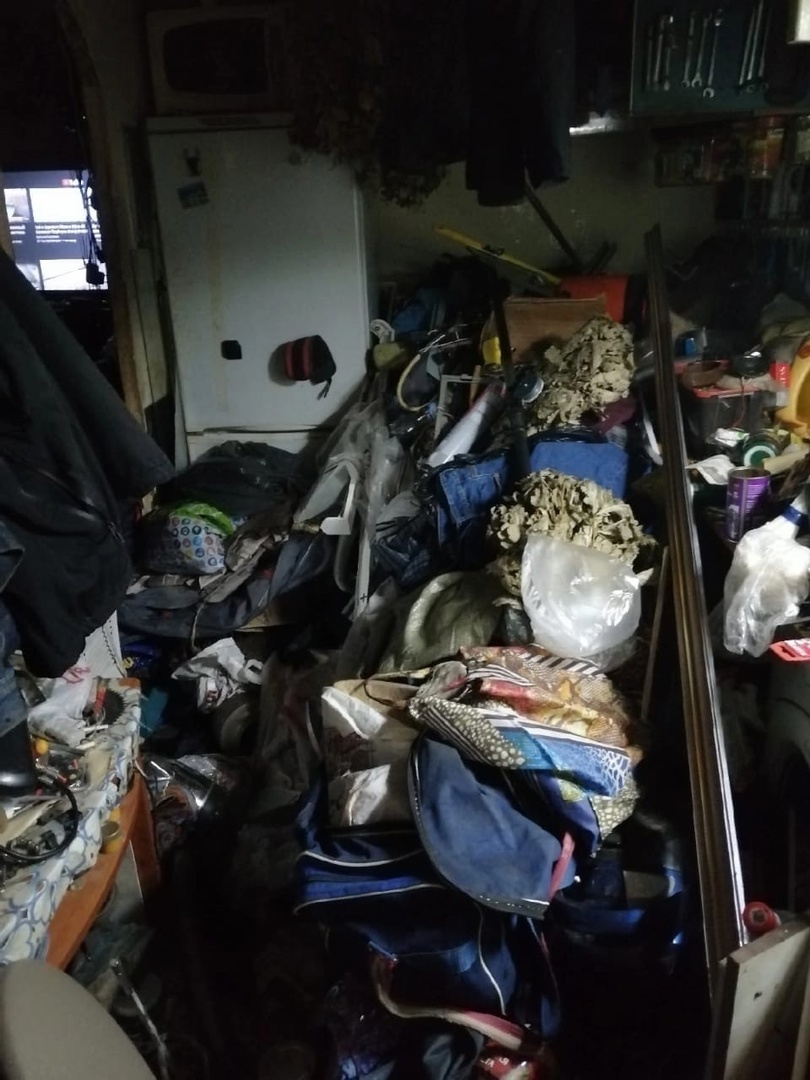 "Вонь по всему этажу": в Сыктывкаре жильцы общежития обнаружили заваленную мусором комнату