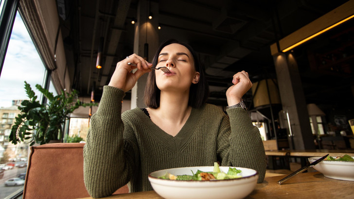 Диетолог объяснила, как дольше оставаться сытым и не набирать вес
