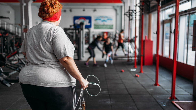 Врач объяснил, почему люди толстеют после 40 лет