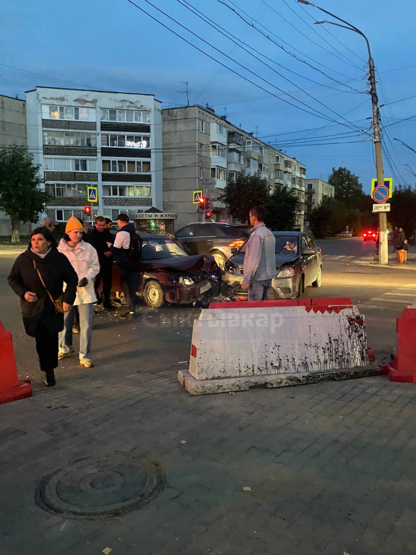 В центре Сыктывкара лоб в лоб столкнулись два авто