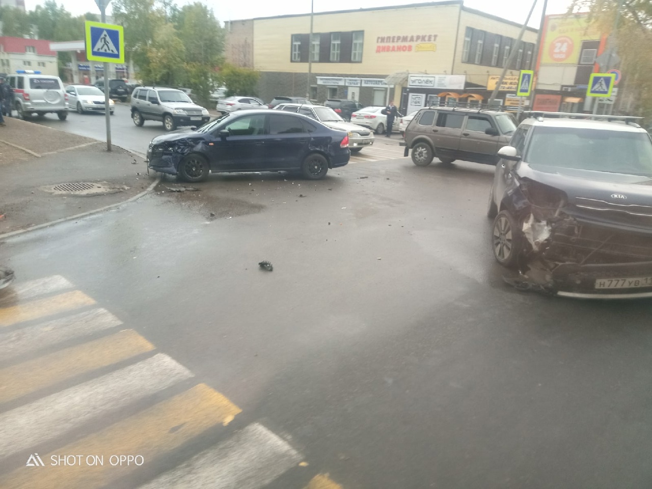 На перекрестке в Сыктывкаре столкнулись "КИА "и "Фольксваген", есть пострадавшие