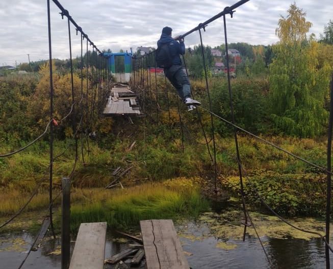 В Коми школьники ходят на учебу по опасному сломанному мосту