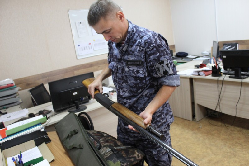 Сыктывкарец разбирал гараж и нашел тайник с оружием