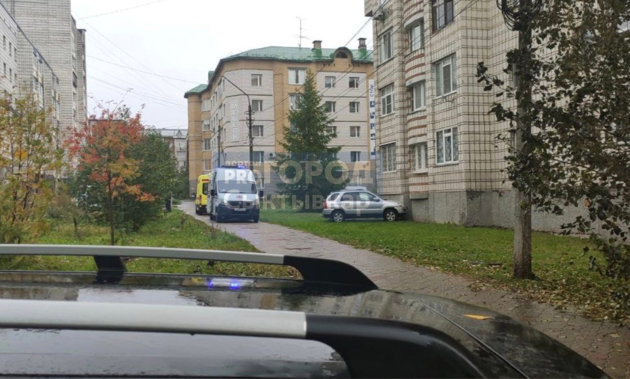 Стали известны подробности аварии в Сыктывкаре, в которой водитель наехал на жилой дом