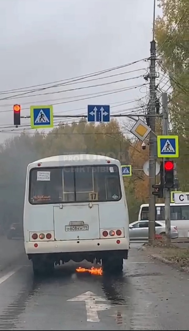 В Сыктывкаре прямо во время езды загорелся автобус