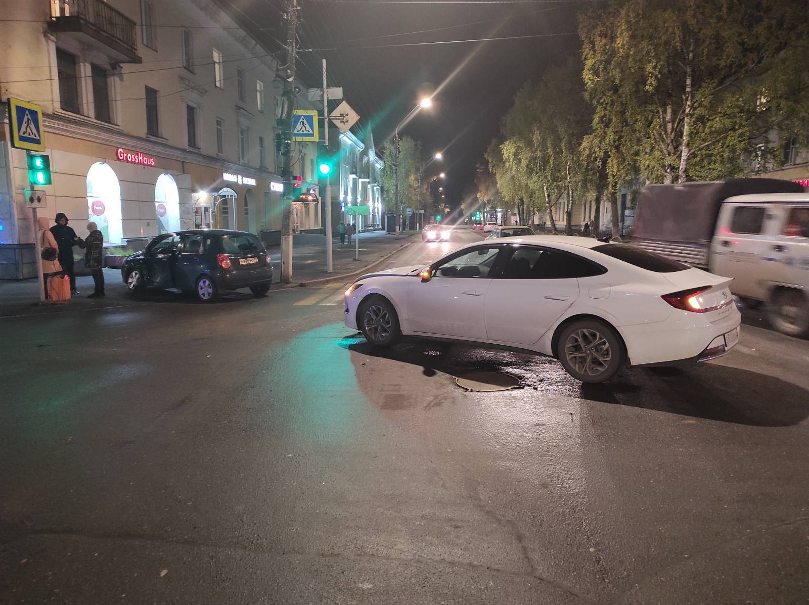 В центре Сыктывкара столкнулись "Хендэ" и "Шевроле", пострадал ребенок