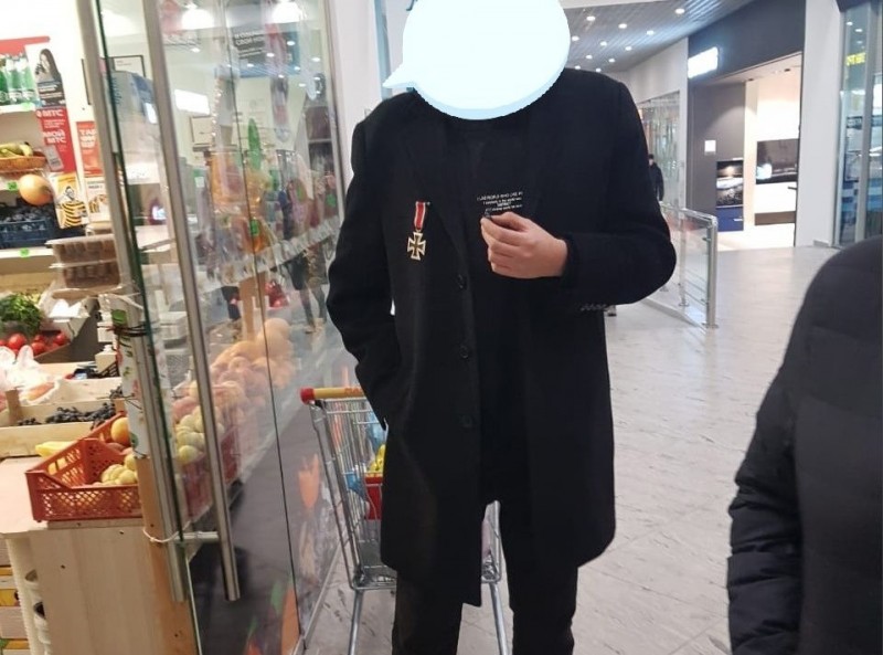 По Ухте гулял подросток со значком, очень похожим на фашистскую символику