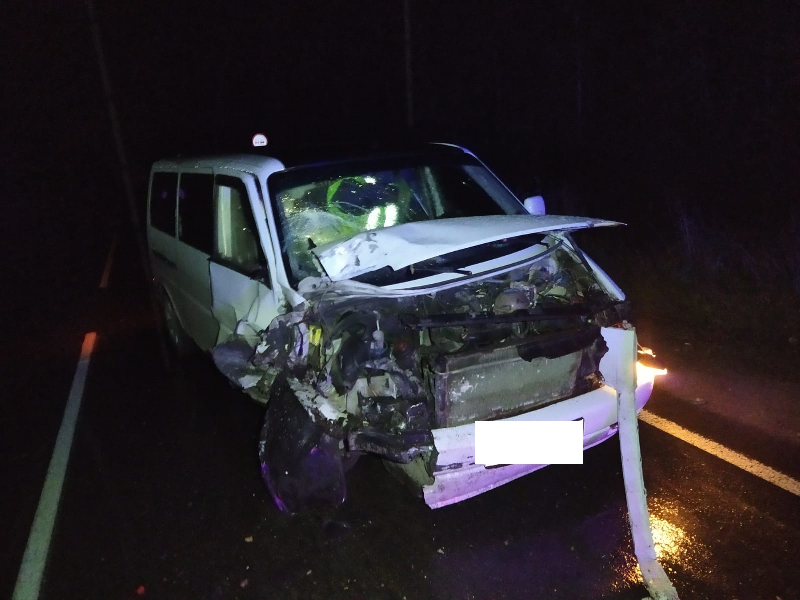 Под Сыктывкаром водитель легковушки вылетел на встречку и протаранил микроавтобус