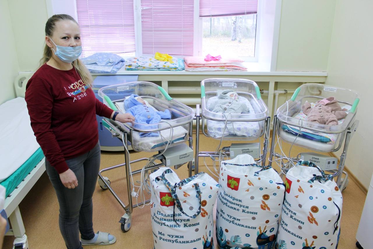 Сыктывкарку Александру Мишарину поздравили с рождением тройняшек