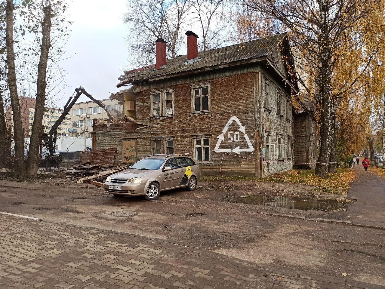 "Я ночую у мусорки": в центре Сыктывкара снесли аварийный дом, а жильцы оказались на улице