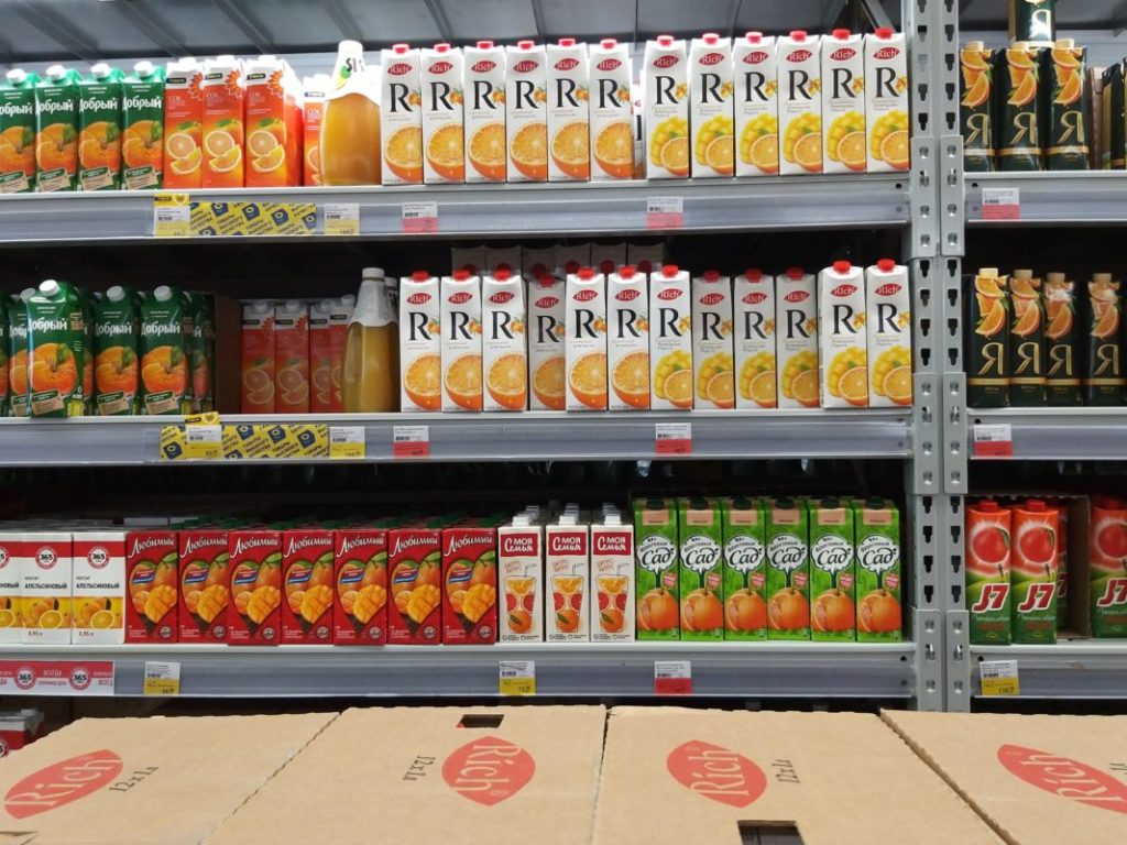 Россиянам рассказали, чем опасны соки из магазина