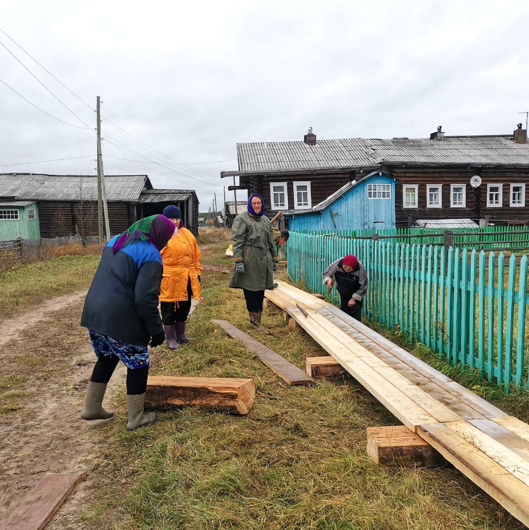 Жители деревни в Коми не стали ждать властей и сами постелили тротуар